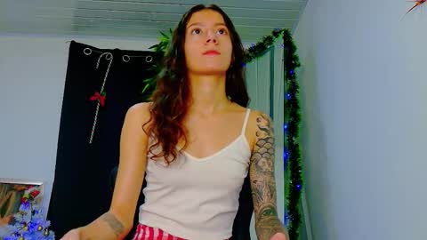 Snapshot of scarletjonesx chatting on December 17, 11:55 pm Denis online show from December 17, 11:55 pm