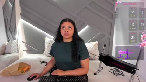 Snapshot of scarlett__2 chatting on May 18, 2:01 pm Scarlett online show from May 18, 2:01 pm