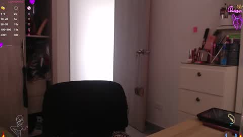 Snapshot of scarlett_diamond chatting on February 13, 7:54 pm Scarlett Thumb up please help me 100 its important online show from February 13, 7:54 pm