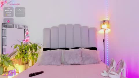 Snapshot of scarlett_steelee chatting on June 15, 11:07 pm Scarlett Steelee Independent Model online show from June 15, 11:07 pm
