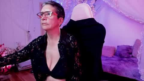 Selena online show from November 11, 7:58 pm