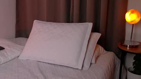 Snapshot of selenenova chatting on March 3, 9:21 pm Selene Nova online show from March 3, 9:21 pm