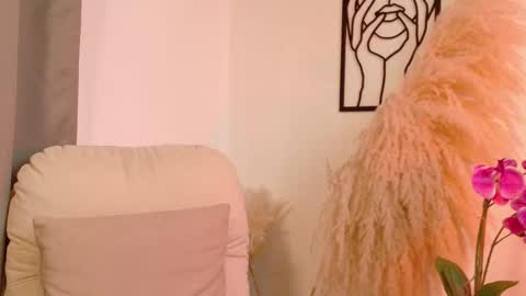 Snapshot of selenenova chatting on March 21, 8:01 pm Selene Nova online show from March 21, 8:01 pm