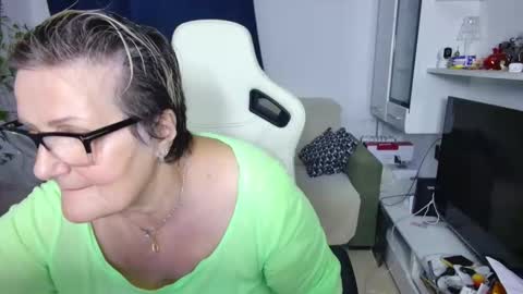 Selenna online show from April 5, 5:21 pm