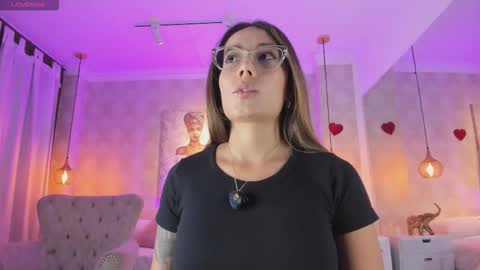 Snapshot of serena___ chatting on February 17, 3:25 am serena___ online show from February 17, 3:25 am