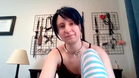 Servile Sarah online show from March 17, 10:02 pm