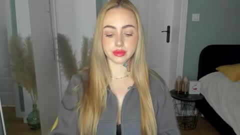 C o r a l i e online show from May 10, 6:40 am