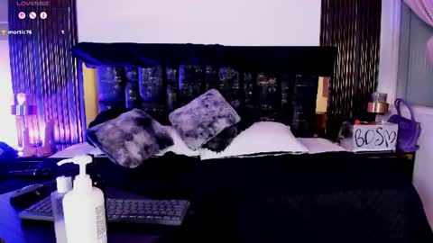 Snapshot of sexy_hot_milf_ chatting on June 22, 11:57 pm Dafne online show from June 22, 11:57 pm