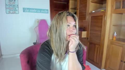 sexy_valeshca online show from December 14, 5:40 pm