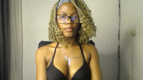 Snapshot of sexyslim_ebony chatting on February 20, 6:19 pm Darkskinned Rae online show from February 20, 6:19 pm