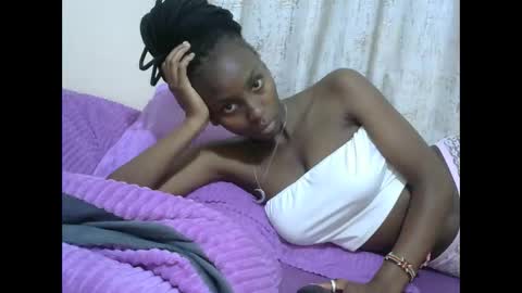 Snapshot of sexytinyy chatting on February 6, 10:35 pm maria online show from February 6, 10:35 pm