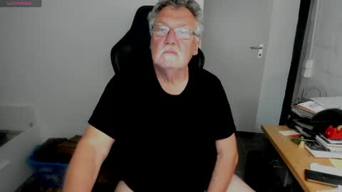 sharlots_pet online show from May 24, 1:27 pm