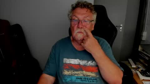 Snapshot of sharlots_pet chatting on June 30, 7:15 pm sharlots_pet online show from June 30, 7:15 pm