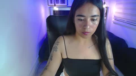 Snapshot of sharol_tk chatting on March 25, 5:35 am Sarol online show from March 25, 5:35 am