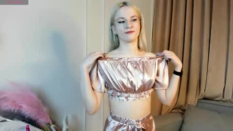 Sara online show from May 1, 7:18 pm
