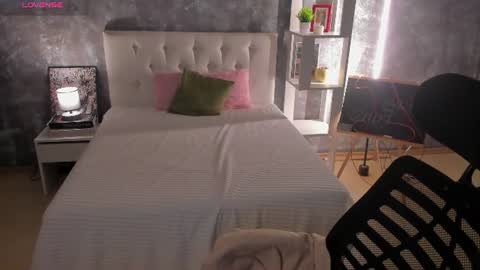 Snapshot of shiny_lisss chatting on June 19, 2:05 am Lisa online show from June 19, 2:05 am