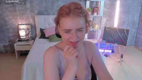 Snapshot of shiny_lisss chatting on July 28, 1:45 am Lisa online show from July 28, 1:45 am