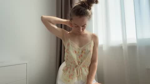 shy_schoolgirl_ online show from July 14, 6:18 am