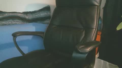 shyboyhugecum2020 online show from April 14, 3:12 am