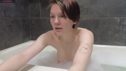 Snapshot of shyohiogirl chatting on February 10, 7:36 am Hippie online show from February 10, 7:36 am