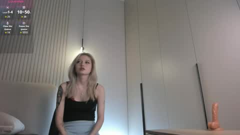 Snapshot of sieenaxi chatting on April 1, 3:18 am SIENA online show from April 1, 3:18 am