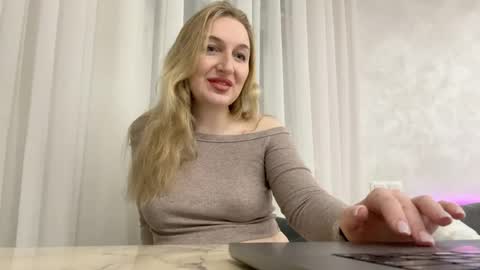 Snapshot of silkyvera chatting on April 11, 8:02 pm silkyvera online show from April 11, 8:02 pm