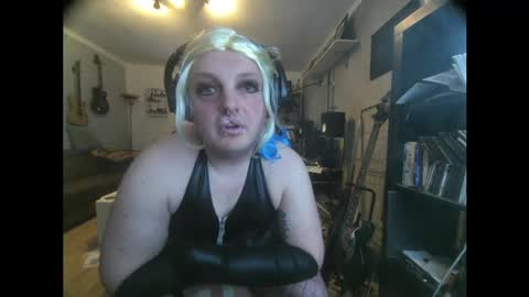 Snapshot of sissylovedoll chatting on April 4, 4:26 pm Tiffany Candy online show from April 4, 4:26 pm