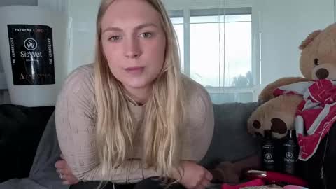 Snapshot of siswet19 chatting on May 17, 10:22 am Elise online show from May 17, 10:22 am