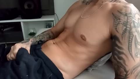Snapshot of skater19xxx chatting on March 14, 6:35 pm miguel online show from March 14, 6:35 pm