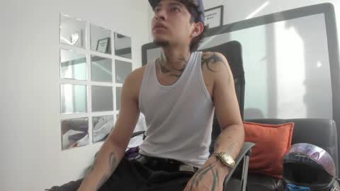 sky_wild online show from October 31, 8:43 pm