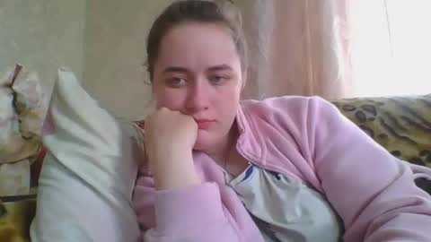 skyressie333 online show from April 12, 7:35 am