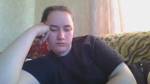 skyressie333 online show from April 19, 6:35 am