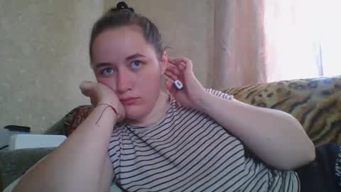 skyressie333 online show from June 3, 6:27 am