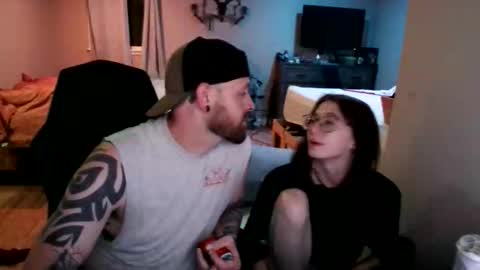 Snapshot of sleepysirenn chatting on April 12, 2:16 am Hair Nails online show from April 12, 2:16 am