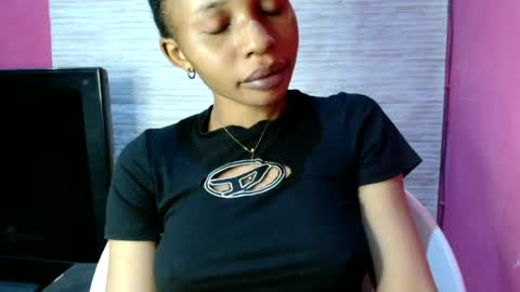 Snapshot of slimass31 chatting on July 1, 12:12 am slimass31 online show from July 1, 12:12 am