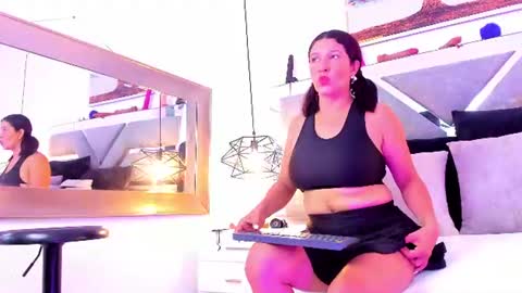 slut_milf_ online show from July 22, 8:44 pm