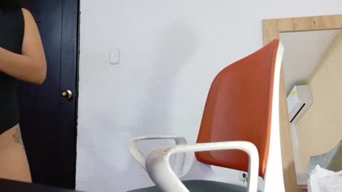 Snapshot of sneakyy_fantasy chatting on February 6, 3:48 am Hellen online show from February 6, 3:48 am