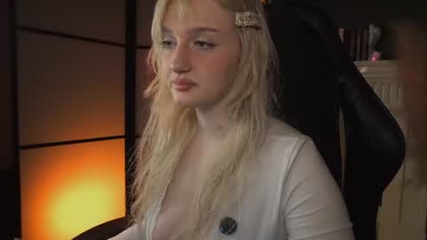 Snapshot of snowflakeskitty chatting on June 19, 5:45 am Ellie online show from June 19, 5:45 am
