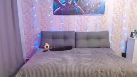 SnowWhate 00 online show from May 18, 6:47 pm