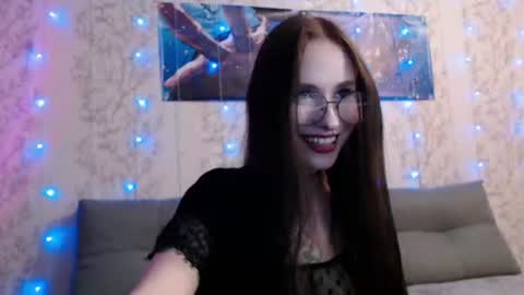 SnowWhate 00 online show from June 25, 7:07 pm