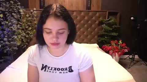 Snapshot of snowwhite_bella chatting on July 17, 7:41 pm snowwhite_bella online show from July 17, 7:41 pm