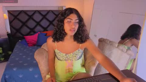 Snapshot of soffiene chatting on February 21, 9:38 pm yoki online show from February 21, 9:38 pm