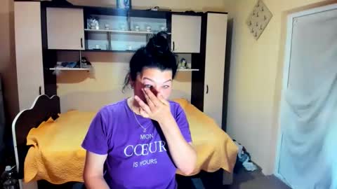 Snapshot of soffy_skye chatting on June 5, 5:25 am Soffy online show from June 5, 5:25 am