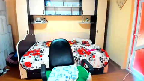 Snapshot of soffy_skye chatting on June 27, 6:18 am Soffy online show from June 27, 6:18 am