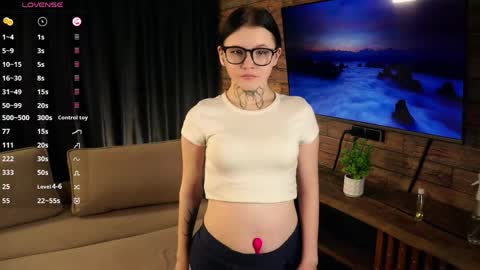 Snapshot of sofiahelberg chatting on April 3, 7:56 pm Third day here my name Eva online show from April 3, 7:56 pm