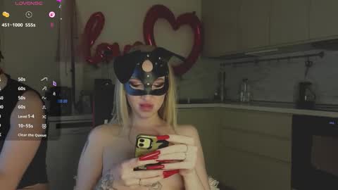 Snapshot of sofyandmike chatting on February 21, 9:38 pm SOFYandMIKE online show from February 21, 9:38 pm