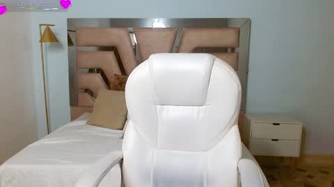 Snapshot of sophia_hadid chatting on December 6, 8:07 pm Sophia online show from December 6, 8:07 pm