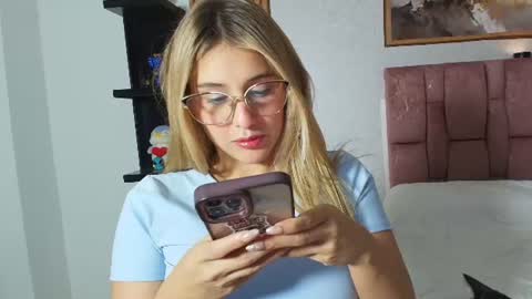 Snapshot of sophie_janner chatting on July 9, 4:16 am SOPHIE JANNER online show from July 9, 4:16 am