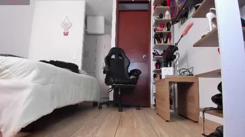 sophiebaker__ online show from July 19, 2:37 am