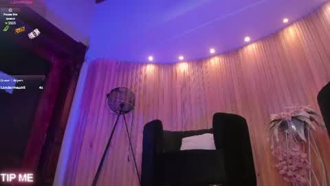 Snapshot of sophiebarnett_ chatting on June 26, 12:37 am Sophie online show from June 26, 12:37 am